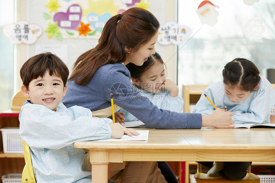 幼儿园老师教小朋友写字图片