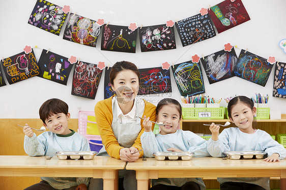韩国负责人坐幼儿园孩子老师韩语图片