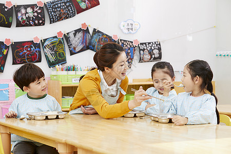 幼儿园老师鼓励小朋友吃饭图片