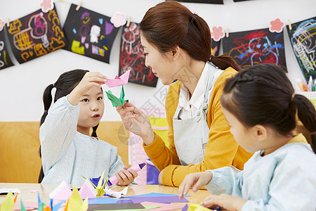 幼儿园老师教小朋友做手工图片素材