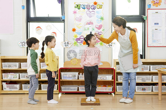 幼儿园老师测量小朋友身高体重图片