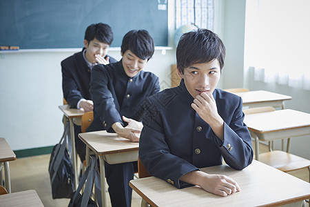 日式制服的学生在教室里交流学习图片