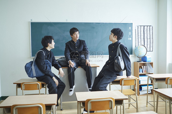 日式制服男学生在教室里聊天图片