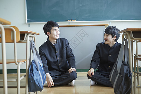 日式制服男学生在教室里聊天图片