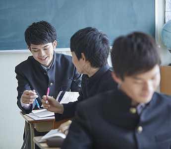 日式制服的学生在教室里交流学习图片