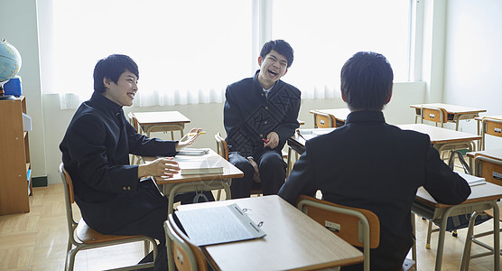 小学生学习日式制服男学生在教室里聊天背景