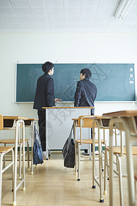 学生在教室黑板上讨论学习图片