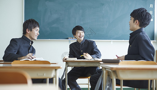 日式制服男学生在教室里聊天图片