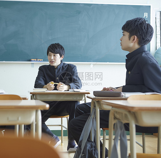 日式制服男学生在教室里聊天图片