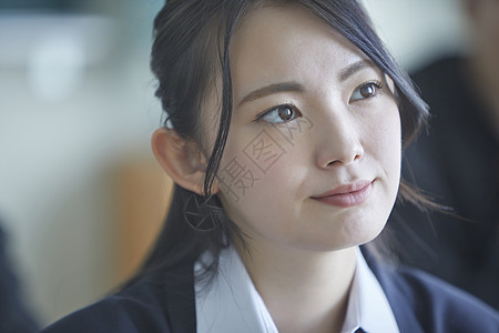 日式制服的女学生在教室里听课学习图片