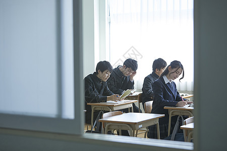 日式制服的学生在教室里听课学习图片