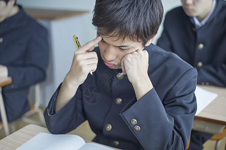 初中生男学生们学习图片