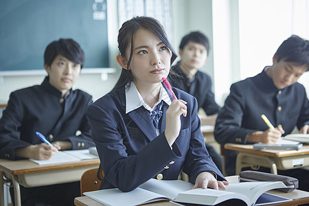 日式制服的学生在教室里听课学习图片