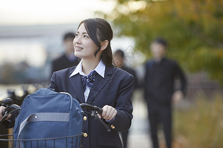推着自行车走在上下学路上的日本女学生图片