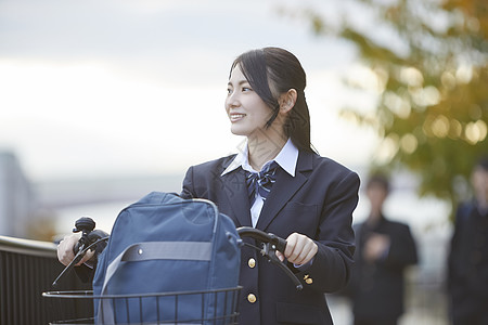 推着自行车走在上下学路上的日本女学生图片
