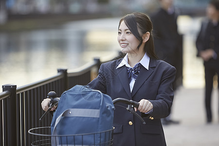 推着自行车走在上下学路上的日本女学生图片