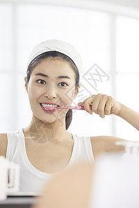 对着镜子刷牙的女青年图片