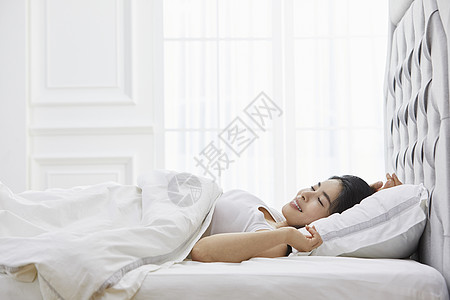 房间里睡觉的年轻女子图片