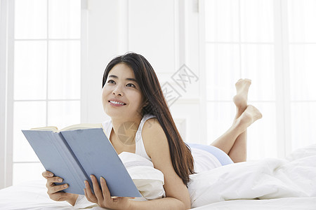 卧室里阅读的女青年图片
