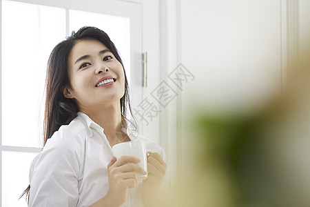 知性漂亮的独居少女图片素材