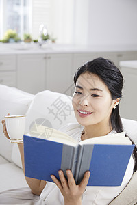 居家阅读看书的青年女子图片