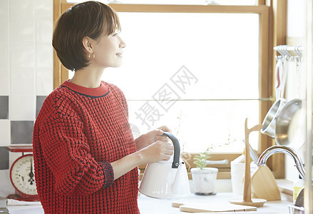 在厨房里的女人图片