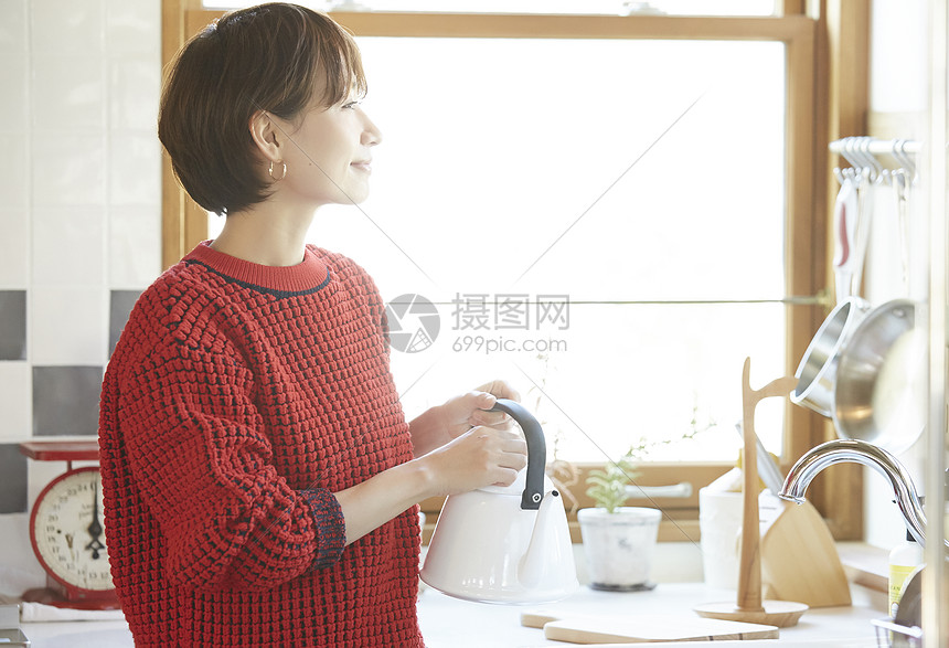 在厨房里的女人图片