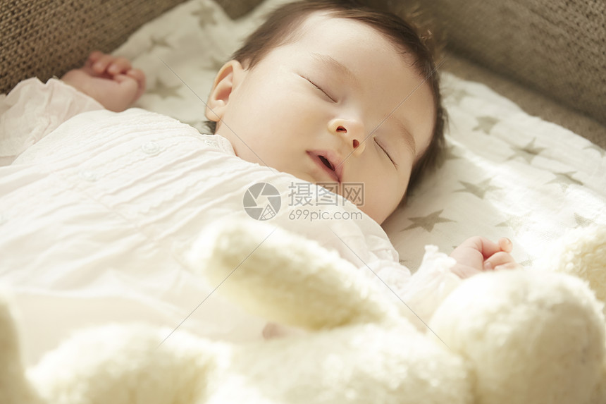 在沙发上熟睡的婴儿图片
