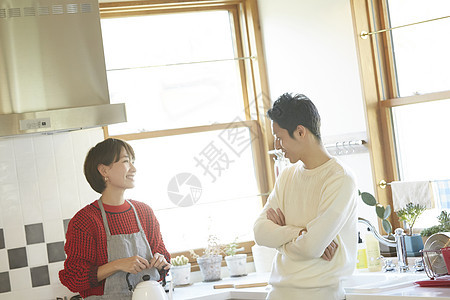 已婚夫妇在厨房里图片
