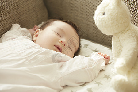 沙发上熟睡的小婴儿图片
