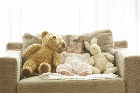 睡觉的婴孩在长沙发上图片