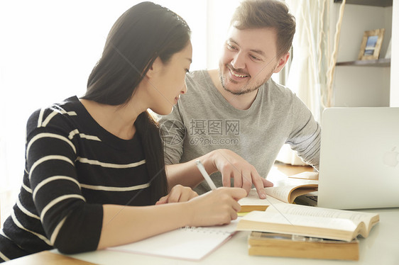 与外国讲师学习英语会话的女人图片