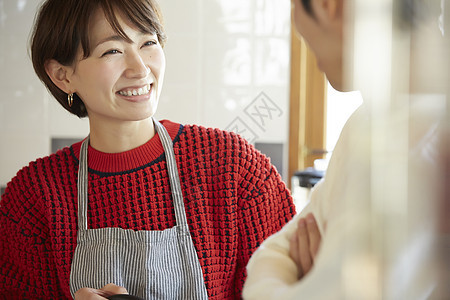 已婚夫妇在厨房里图片