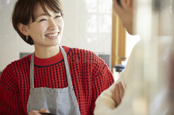 已婚夫妇在厨房里图片