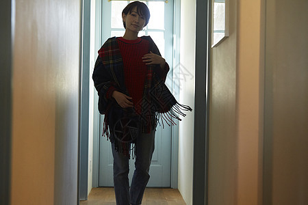 女用披肩拖延天一个女人在走廊里图片