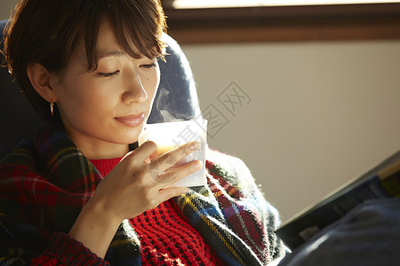 中日酒水饮料三十几岁放松在客厅的妇女图片