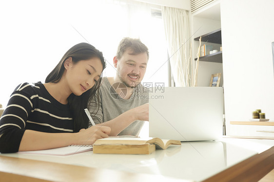 与外国讲师学习英语会话的女人图片