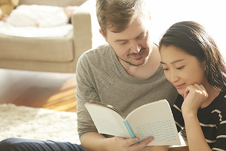 教外国男人和女人读一本书图片