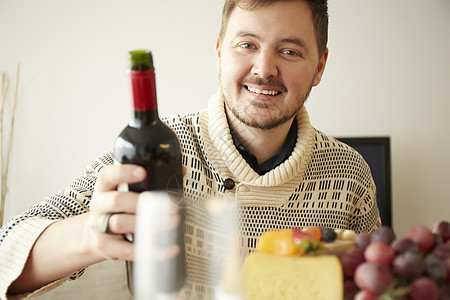 家庭聚会男士供应葡萄酒图片