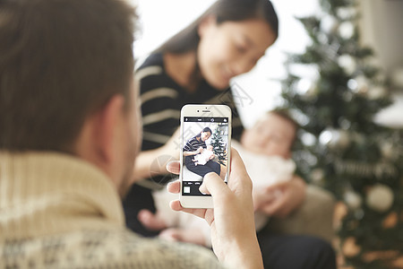 用智能手机拍照妈妈抱着宝宝图片