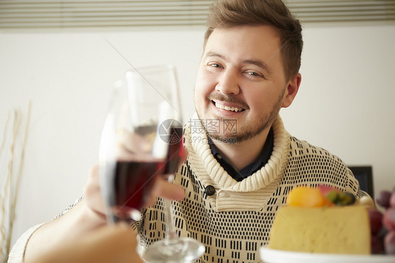 微笑家庭聚会男士喝葡萄酒图片