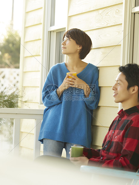 已婚的夫妇在户外喝茶放松图片