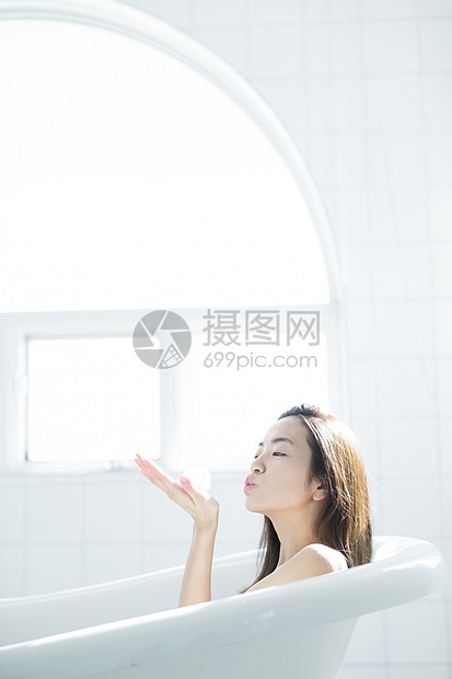 女人泡在浴缸里洗澡图片