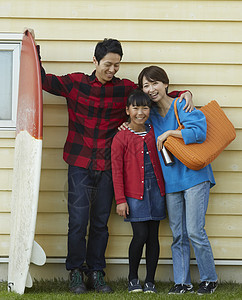 房屋前的幸福家庭图片