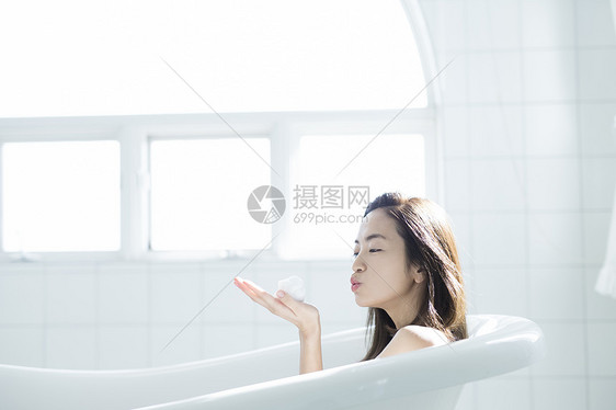 女人泡在浴缸里洗澡图片