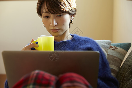 坐在沙发上休闲的女人图片