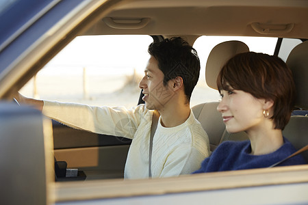 男女亲密激情一对夫妇开车驾驶背景