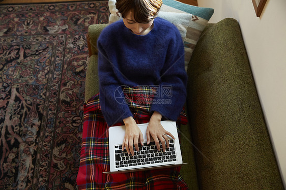 在客厅使用电脑的女人图片