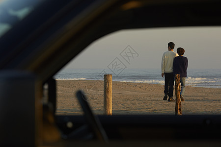 一对夫妇沿着海岸散步图片