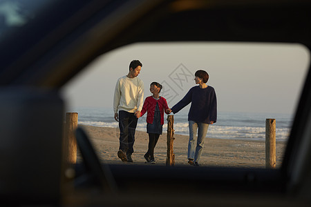 驾车三个人汽车走在海滩的家庭图片
